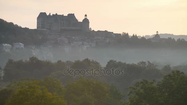 Schloss Hautefort mit Landschaft in Frankreich — Stockvideo