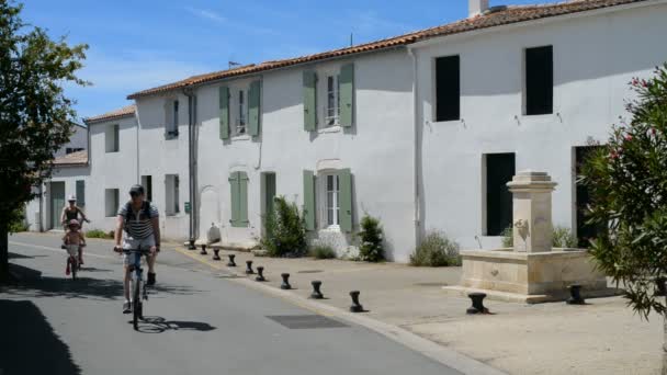 Gatan i Loix med cyklister i Frankrike — Stockvideo