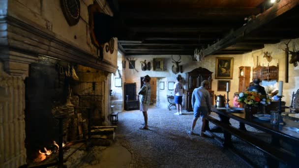Belsejében a középkori Maison Forte de Reignac, Franciaország — Stock videók
