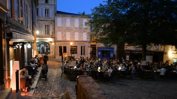 Gatuscen med turister i restaurangen i den medeltida staden — Stockvideo