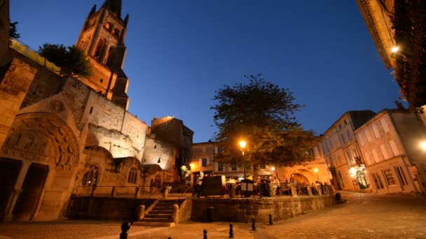 Cena de rua com turistas no restaurante na cidade medieval — Vídeo de Stock