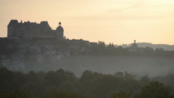 Schloss Hautefort mit Landschaft in Frankreich — Stockvideo