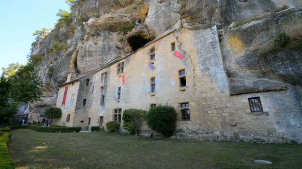 Zewnętrzna część średniowiecznych Maison Forte de Reignac we Francji — Wideo stockowe
