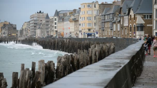 Casas en la orilla de la costa en la ciudad de Saint Malo — Vídeos de Stock