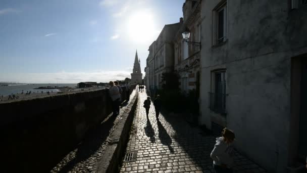 Turistas en el puerto en la parte histórica de La Rochelle — Vídeos de Stock