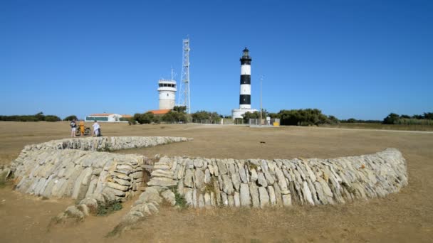 Faro de Chassiron en la isla de Olron en Francia — Vídeos de Stock