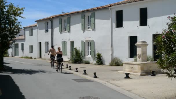 Straße der Loix mit Radfahrern in Frankreich — Stockvideo