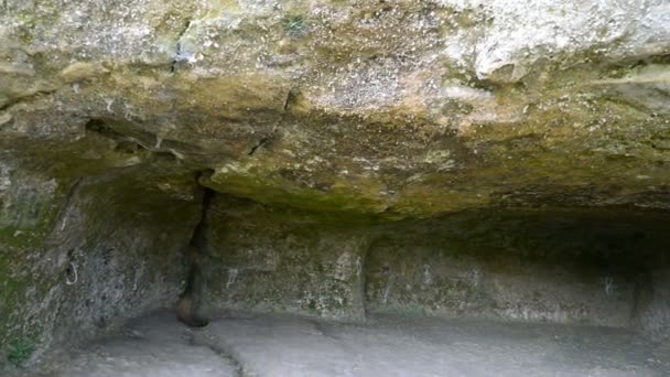 Interieur van de middeleeuwse verstevigde troglodiet stad La Roque Saint-Christophe — Stockvideo
