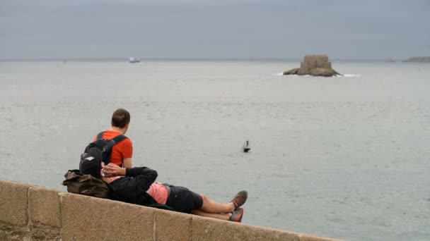 Touristes sur le mur de Saint Malo, France — Video