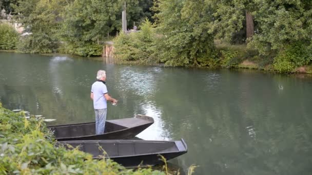 Pescador en el barco en el río Svre Niortaise — Vídeos de Stock