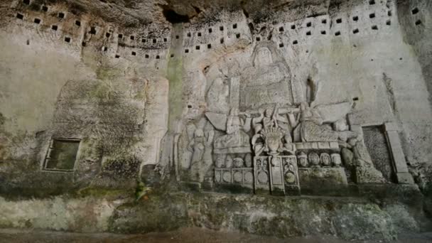 Pared en el interior de las cuevas de la Abadía Brantme — Vídeos de Stock