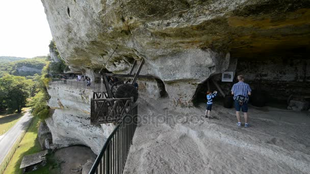 Odwiedzający w prehistorycznych miejscu La Roque Saint-Christophe we Francji — Wideo stockowe