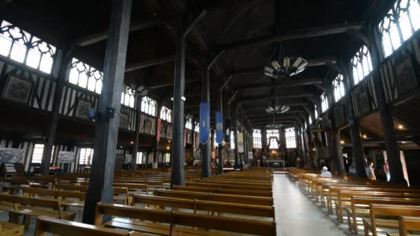 Interior de madeira da igreja Santa Catarina na França — Vídeo de Stock