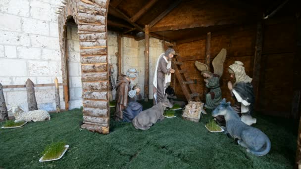 Levensgrote kerststal voor de kerk is in de Bethlehem — Stockvideo