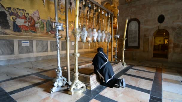 Binnenaanzicht van de kerk van de Heilige Grafkerk in de Jeruzalem — Stockvideo