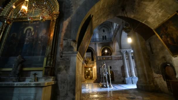 Interiör bild av kyrkan av den heliga graven i Jerusalem — Stockvideo