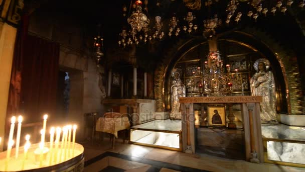Pilgrimer i kyrkan av den heliga graven i Jerusalem — Stockvideo