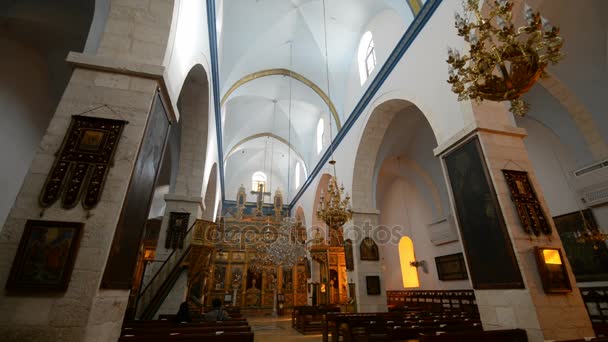Interiér kostela St. Nicholas - bejt Džaly — Stock video