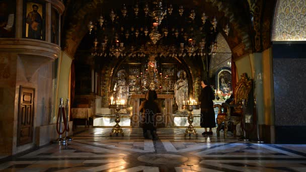 Pilger in der Kirche des heiligen Grabes im jerusalem — Stockvideo