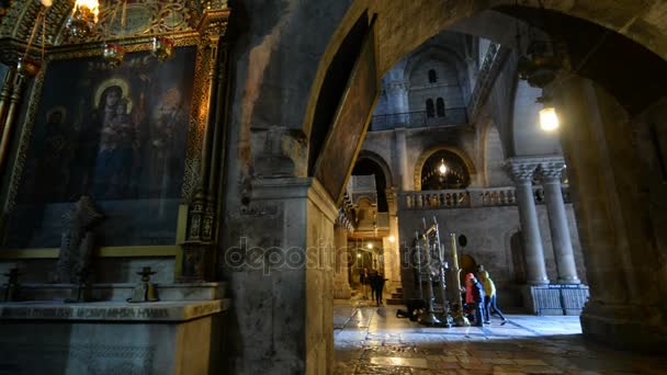 Interiör bild av kyrkan av den heliga graven i Jerusalem — Stockvideo