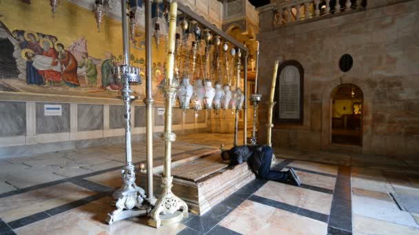 Interiör bild av kyrkan av den heliga graven i Jerusalem — Stockvideo