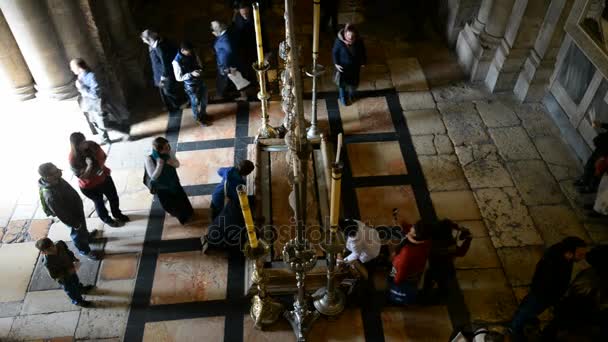 Sten av smörjelse i inre av kyrkan av den heliga graven — Stockvideo