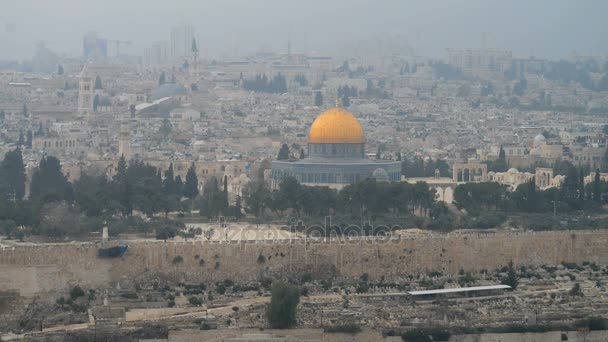 Cúpula da Rocha vista do Monte das Oliveiras em Jerusalém — Vídeo de Stock