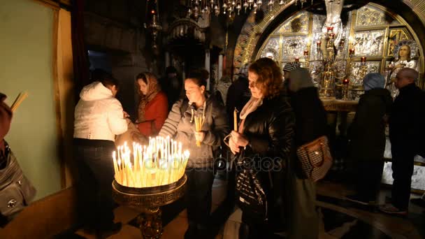 Паломники в храме Гроба Господня в Иерусалиме — стоковое видео