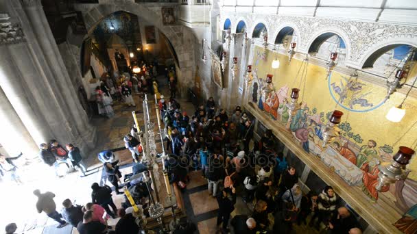 Pilger in der Kirche des heiligen Grabes im jerusalem — Stockvideo