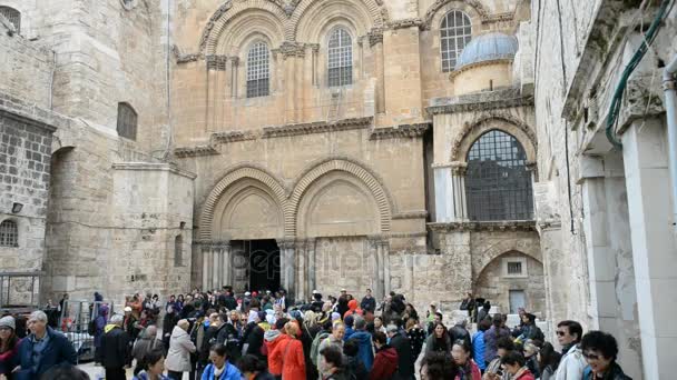 Peregrinos frente a la Iglesia del Santo Sepulcro en Jerusalén — Vídeo de stock