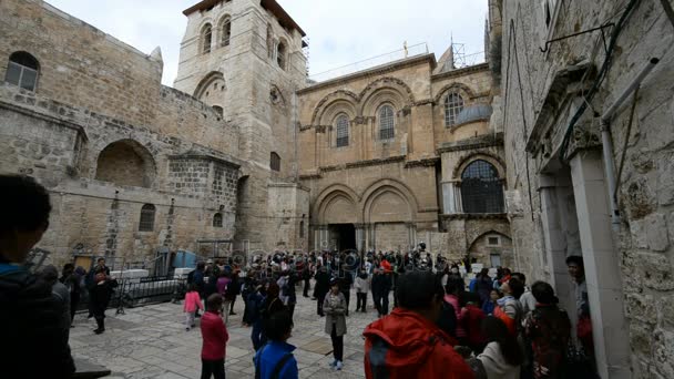 Peregrinos frente a la Iglesia del Santo Sepulcro en Jerusalén — Vídeo de stock