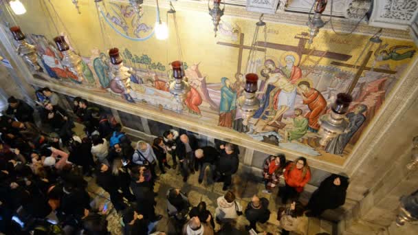 Pilgrims in the Church of the Holy Sepulchre in the Jerusalem — Stock Video