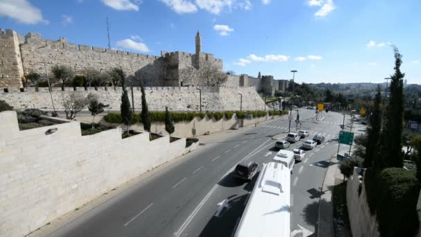 Trafik på vägen nära Jaffaporten i Jerusalem — Stockvideo