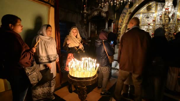 Pielgrzymi w kościele Świętego grobu w Jerozolimie — Wideo stockowe