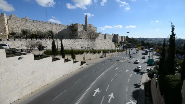 Verkeer op de weg in de buurt van de Jaffapoort in Jeruzalem — Stockvideo