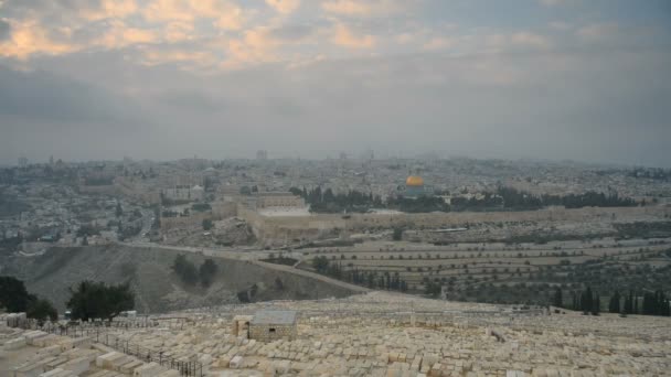 Cúpula de la Roca vista desde el Monte de los Olivos en Jerusalén — Vídeos de Stock