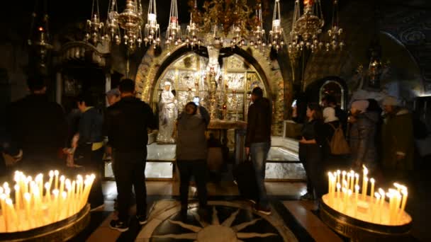 Pilgrimer i kyrkan av den heliga graven i Jerusalem — Stockvideo