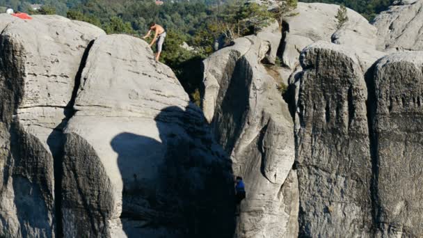 Hombre Mujer Escalando Roca Montaña Grande — Vídeos de Stock