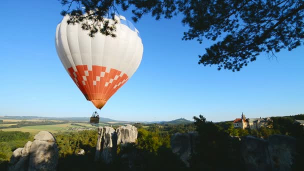 Loty widokowe balonem nad krajobraz — Wideo stockowe