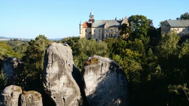 Hruba Skala kasteel in Tsjechië — Stockvideo