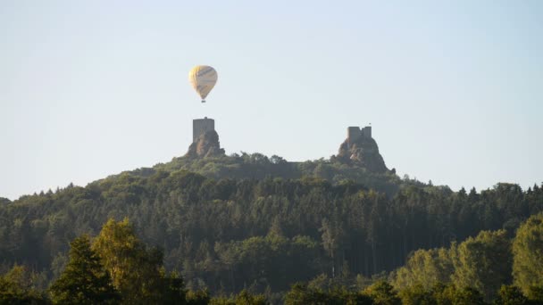 Ruinen der mittelalterlichen Burg trosky in der Tschechischen Republik — Stockvideo