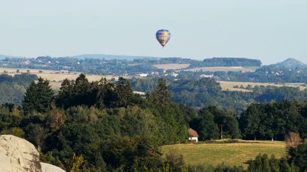 Ballon-Rundflüge über Landschaft — Stockvideo