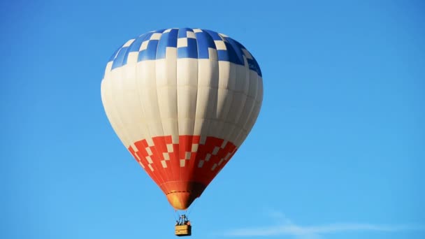 Balão passeios turísticos voos sobre a paisagem — Vídeo de Stock