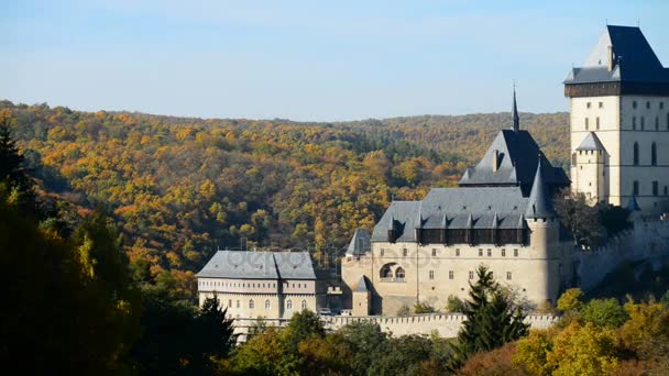 Karlstejn casta en otoño en la República Checa — Vídeos de Stock