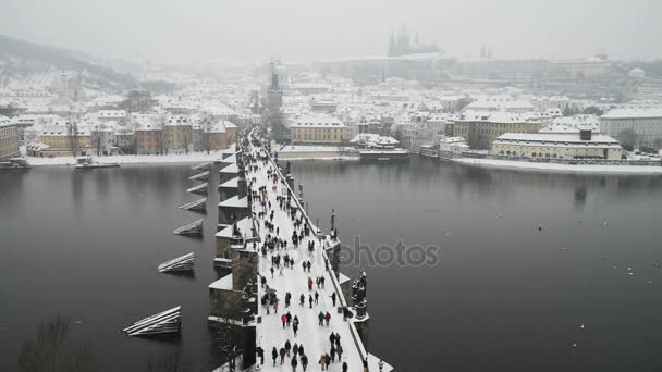 A prágai kastély, a háttérben a tél — Stock videók