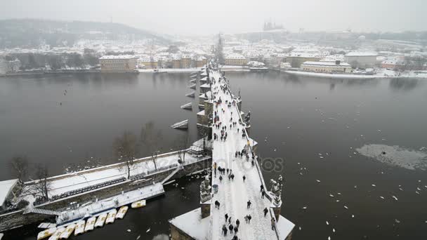 Praga con el castillo de Praga en el fondo en invierno — Vídeo de stock