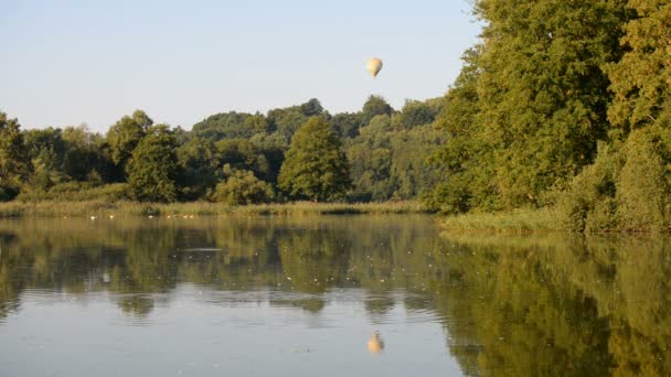 Ballong sightseeing flyg över sjön — Stockvideo