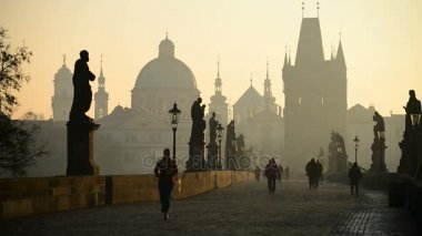charles Köprüsü'nde Prag'da turistler