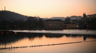 Prag Kalesi ve Charles Köprüsü üzerinden günbatımı