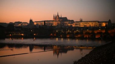 Prag Kalesi ve Charles Köprüsü üzerinden günbatımı